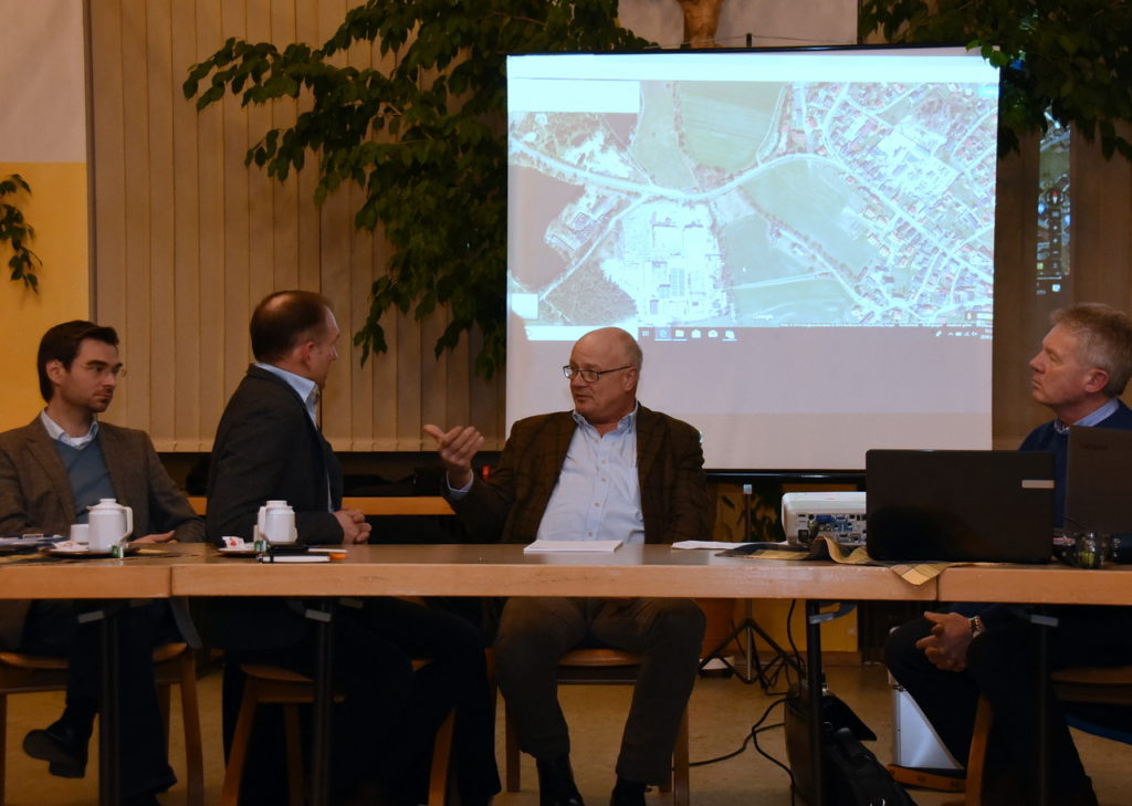 In der Manteler Mehrzweckhalle stellte Leitender Baudirektor Henner Wasmuth (Zweiter von rechts) den aktuellen Stand des Straßenbauprojektes vor.